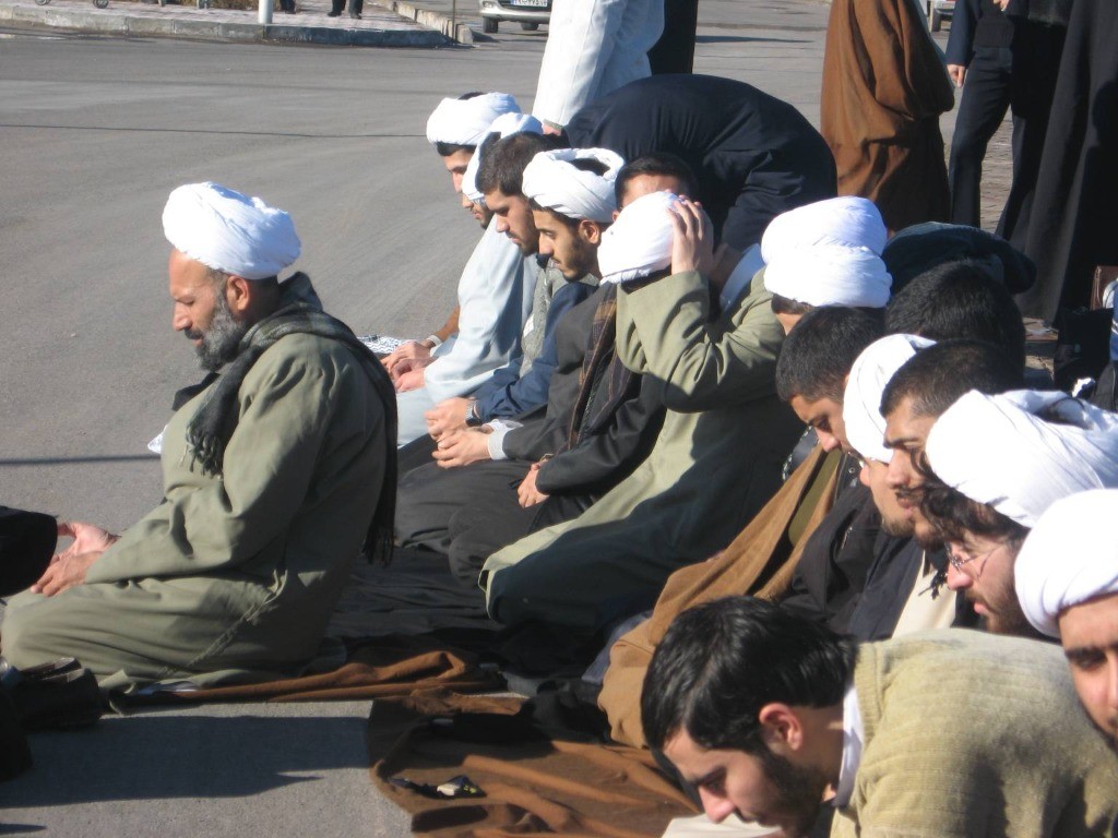 اقامه نماز اول وقت در مسیر خدمت تبلیغی
